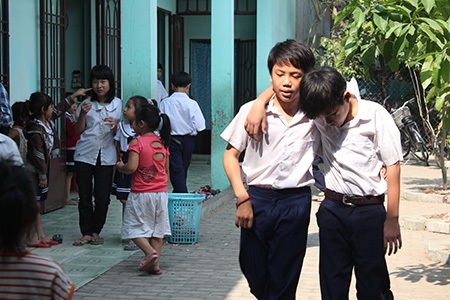 Hàng trăm học sinh “hít” khí độc mỗi ngày - 3 Gần 300 học sinh tại lớp học tình thương nằm sát cơ sở tái chế hạt nhựa cũng lãnh đủ khí độc
