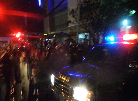 Hơn 2 giờ “nghẹt thở” truy bắt đối tượng cố thủ trong nhà hàng tiệc cưới - 3 Đối tượng được dẫn giải ra khỏi nhà hàng tiệc cưới