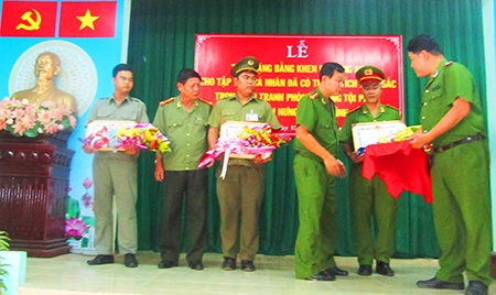 Bộ công an khen thưởng lực lượng giải cứu bé 8 tuổi làm con tin - 3 Với thành tích đạt được, tập thể và cá nhân công an xã Bình
Hưng được nhận bằng khen từ Bộ Công an
