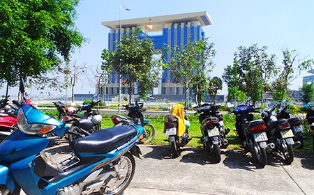 “Đột nhập” trung tâm hành chính 1.400 tỷ đồng của Bình Dương - 6 Từ bãi gửi xe máy đến khu hành chính khá xa