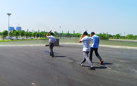 “Đột nhập” trung tâm hành chính 1.400 tỷ đồng của Bình Dương - 7 Người dân đến làm việc ra về, từ khu hành chính ra bãi giữ xe tạm thời khoảng 300m