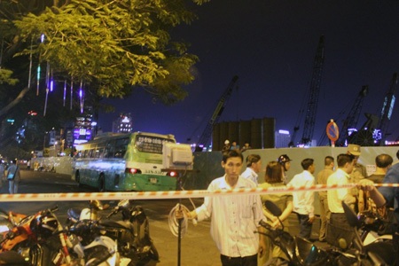 Bị xe buýt ép vào rào chắn trên đường, người đàn ông tử vong - 4 Hiện trường vụ tai nạn được phong tỏa
