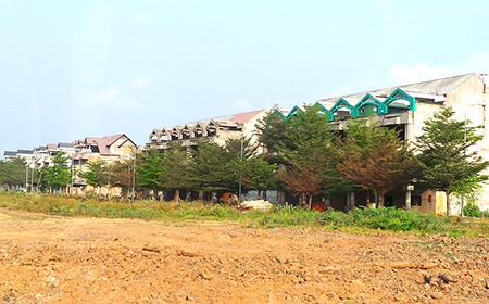 “Thiên đường” bỏ hoang tại cửa ngõ phía Đông Sài Gòn - 1 Những căn biệt thự xây xong bỏ đó tại cửa phía Đông Sài Gòn