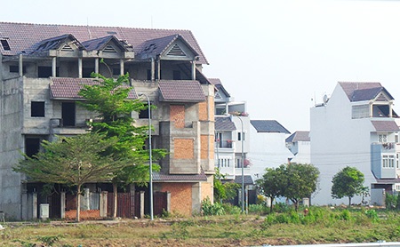 “Thiên đường” bỏ hoang tại cửa ngõ phía Đông Sài Gòn - 2 Dù nằm ở vị trí đắc địa nhưng những căn biệt thự này vẫn còn dang dở