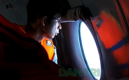 Hành trình 4 giờ trên chuyên cơ tìm kiếm máy bay mất tích - 5 Các phóng viên chọn những vị trí thuận lợi để tác nghiệp, quan sát