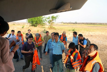 Máy bay tuần thám và chuyên cơ mở rộng tìm kiếm - 2 Các phóng viên trong nước và quốc tế trước giờ tháp tùng cùng chuyên cơ tìm kiếm cứu hộ ra biển