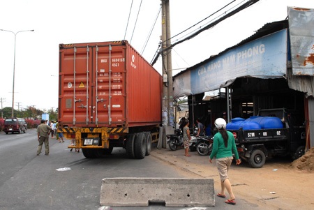 Container ủi sập 3 căn nhà, 9 người “suýt” chết - 2 3 căn nhà bên quốc lộ 1A đã bị chiếc xe container san phẳng