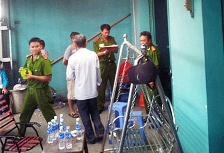 Đề nghị truy tố hung thủ đầu độc nhân tình, đốt xác phi tang - 2 Công an khám xét nhà riêng của bà H.