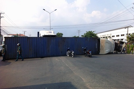 Hai xe container “đọ sức”, một xe lật chắn ngang đường - 2 Xe container bị lật nằm chắn hết đường