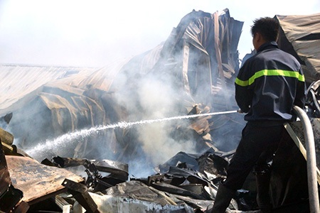 Lính cứu hoả nỗ lực dập lửa