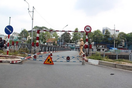 Nước xoáy đẩy xà lan xô cong trụ cầu - 4 Cầu tạm được phong tỏa để kiểm tra