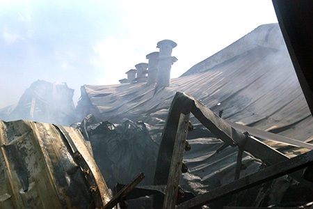 Nhà xưởng đổ sập sau vụ cháy