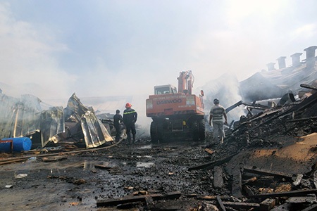 Hiện trường vụ cháy công ty gỗ sáng 17/3