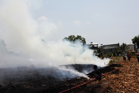 Các đám cháy tạo thành làn khói dày đặc, lan tảo vào nhà dân