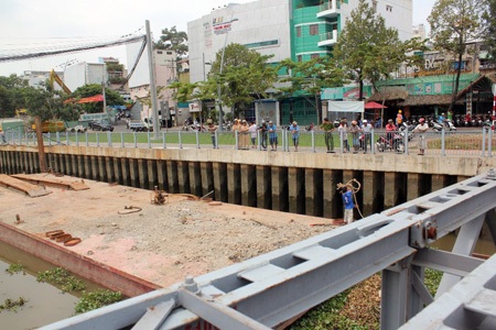 Nước xoáy đẩy xà lan xô cong trụ cầu - 1 Chiếc xà lan va đập với cầu tạm thay thế cho cầu Bông đang trong quá trình thi công