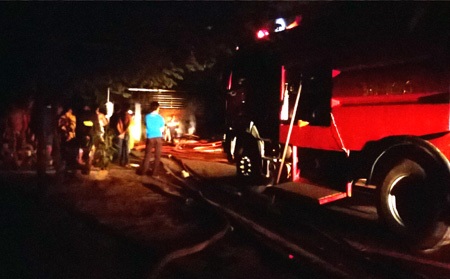 Xe cứu hỏa đang tiếp cận hiện trường vụ cháy