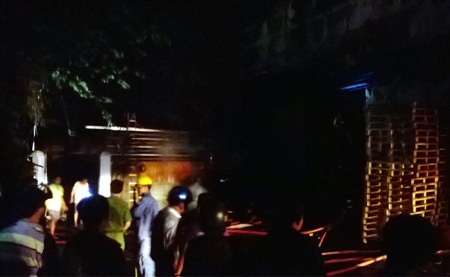 Xưởng gỗ bốc cháy này ngay sát khu dân cư khiến nhiều người hốt hoảng