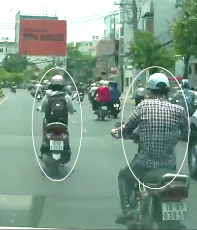 Tên cướp giật đồ của cô gái lọt vào camera hành trình trên ô tô - 1 Tên cướp (mặc áo ca rô) bám theo cô gái