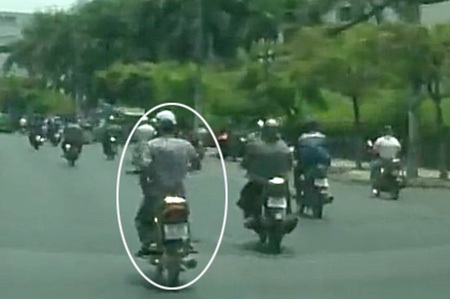 Tên cướp giật đồ của cô gái lọt vào camera hành trình trên ô tô - 3 Ăn hàng thành công, tên cướp nhét tài sản lấy được vào túi quần bên trái của mình