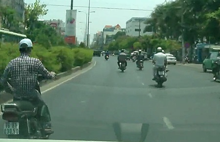 Tên cướp giật đồ của cô gái lọt vào camera hành trình trên ô tô - 4 Ăn hàng thành công, tên cướp nhét tài sản lấy được vào túi quần bên trái của mình