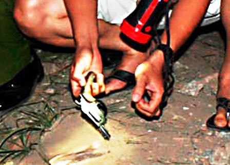 Truy bắt băng nhóm chuyên dùng súng cướp tiền - 4 Loại súng Rullo mà bọn cướp ném xuống sông hòng phi tang