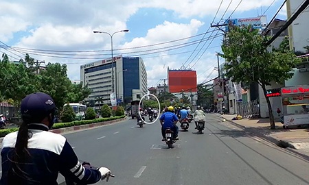 Tên cướp giật đồ của cô gái lọt vào camera hành trình trên ô tô - 5 Khu vực (vòng tròn trắng) là nơi xảy ra vụ cướp vào chiều 27/3 - Ảnh chụp trưa 31/3