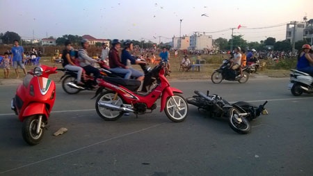 Vướng vào dây diều, một người nguy kịch - 1 Dây diều nằm chắn ngang đường và dính vào bánh xe của nạn nhân