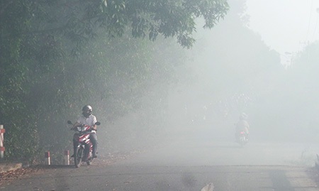 “Bà hỏa” liên tục hoành hành trong mùa nắng nóng - 4 Khói từ một đám cháy phủ đặc đường đi