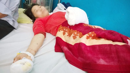 Người phụ nữ bán vé số bị cướp đâm trọng thương trong đêm - 1 Chị M. đang được điều trị tại bệnh viện sau khi bị cướp tấn công, đâm trọng thương