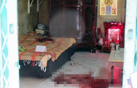 3 bà cháu nguy kịch do bị người nghi nghiện truy sát - 1 Hiện trường vụ truy sát khiến 3 bà cháu trọng thương