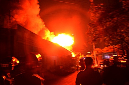 Cháy lớn tại bãi xử lý chất thải rắn - 3 Nhiều tiếng nổ phát ra từ đám cháy khiến nhiều người không dám đến gần