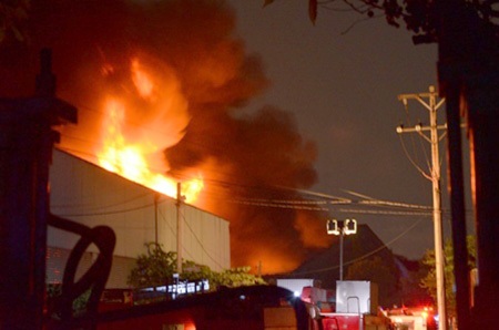 Cháy lớn tại bãi xử lý chất thải rắn - 2 Nhiều tiếng nổ phát ra từ đám cháy khiến nhiều người không dám đến gần