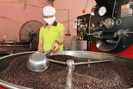 Cafe rang trong nhiệt độ từ 220 – 240 độ C đảm bảo độ đậm đà - Ảnh : Đ.V