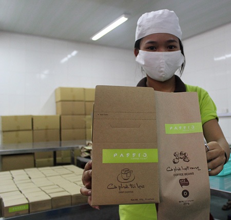 Bao bì, vỏ hộp đựng cafe đều được làm từ giấy, thân thiện mới môi trường - Ảnh : Đ.V