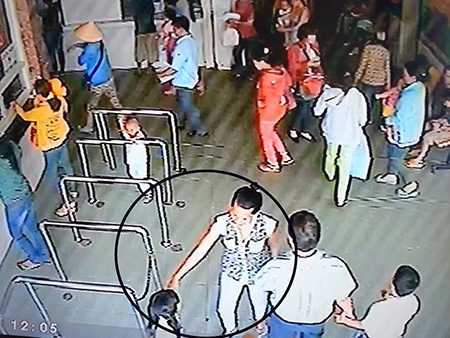 Nghi phạm bắt cóc bé gái tại BV Nhi Đồng 1 sa lưới - 2 Hình ảnh Trâm đưa bé Thanh đi bị camera ghi lại vào trưa 5/4 (trong vòng tròn đen)