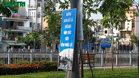 Tận diệt cá trên dòng kênh mới hồi sinh - 3 Phớt lờ bảng cảnh báo không đánh bắt cá dưới mọi hình thức, nhiều người vẫn vô tư thả cần câu cá