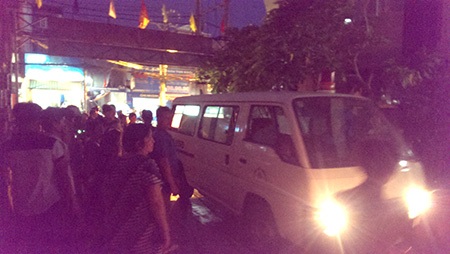 Th thể nạn nhân được chuyển đi khám nghiệm 