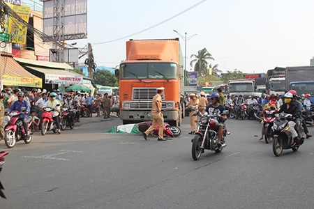 Hiện trường vụ tai nạn khiến một phụ nữ thiệt mạng
