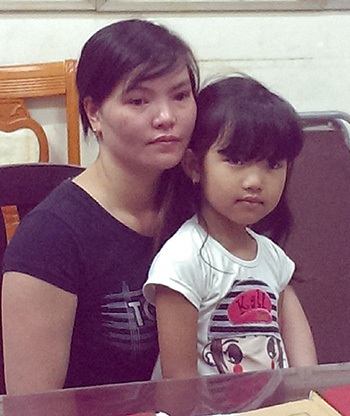 Nghi phạm bắt cóc bé gái tại BV Nhi Đồng 1 sa lưới - 3 Mẹ con chị Nga tại trụ sở công an phường 10 sau khi bé gái
này được tìm thấy