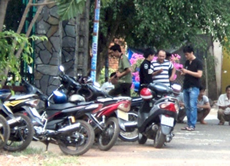 Cơ quan công an khám nghiệm hiện trường khi vụ án mạng vừa xảy ra