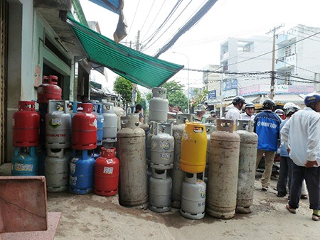 Những bình gas được cứu ra khỏi “bà hoả”