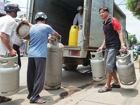 Nhiều bình gas được chuyển đi nơi khác