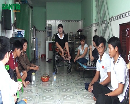 Nghị lực phi thường của “hoa khôi” trên đường đua xanh - 1 VĐV Minh Lý cùng các thành viên khuyết tật khác tại căn nhà tạm ở huyện Bình Chánh