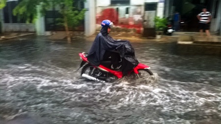 TP HCM: Mưa lớn gây ngập, lốc xoáy “hạ gục” cây xanh, mái tôn - 2 Người dân bì bõm trong nước