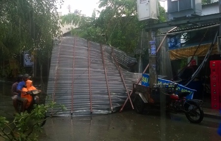 TP HCM: Mưa lớn gây ngập, lốc xoáy “hạ gục” cây xanh, mái tôn - 4 Mái tôn bị gió lốc thổi bay