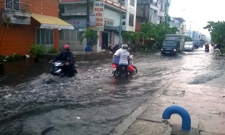 TP HCM: Mưa lớn gây ngập, lốc xoáy “hạ gục” cây xanh, mái tôn - 3 Người dân bì bõm trong nước