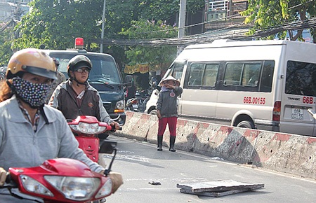 Nhói lòng cảnh vợ ôm xác chồng bên chiếc xe ba gác - 1 Bà Hương tìm đến hiện trường nơi chồng mình gặp nạn