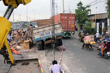 Xe tải lao vào dải phân cách, hàng ngàn tấm gạch men vỡ vụn - 1 Hiện trường xe tải chở gạch men lao vào dải phân cách