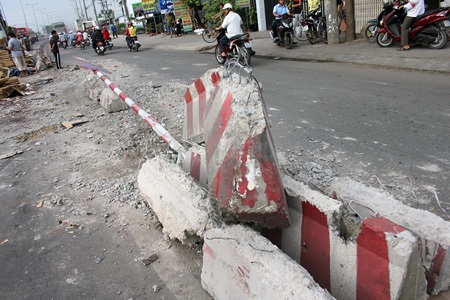Xe tải lao vào dải phân cách, hàng ngàn tấm gạch men vỡ vụn - 2 Nhiều khối bê tông dải phân cách bị ủi tung, cày nát