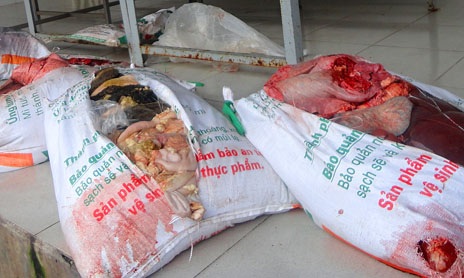 TPHCM gian nan cuộc chiến chống thịt “bẩn” - 3 Phụ phẩm gia súc đã bốc mùi bị bắt giữ